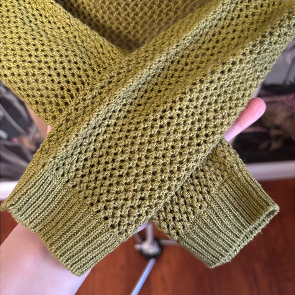 3D Knit Mesh Uniqlo Sweater, Olive, Size Small - Picture 5 of 6
